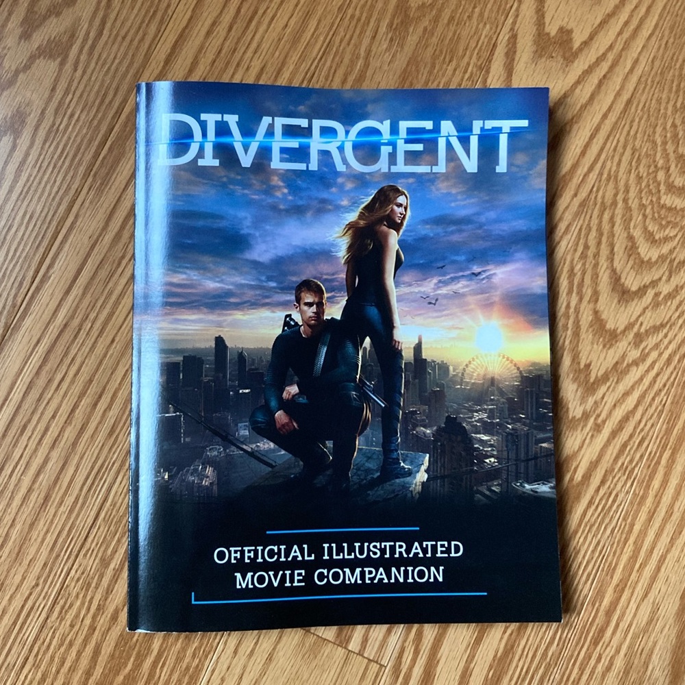 3/$22 Divergent Series - Movie Companion Book